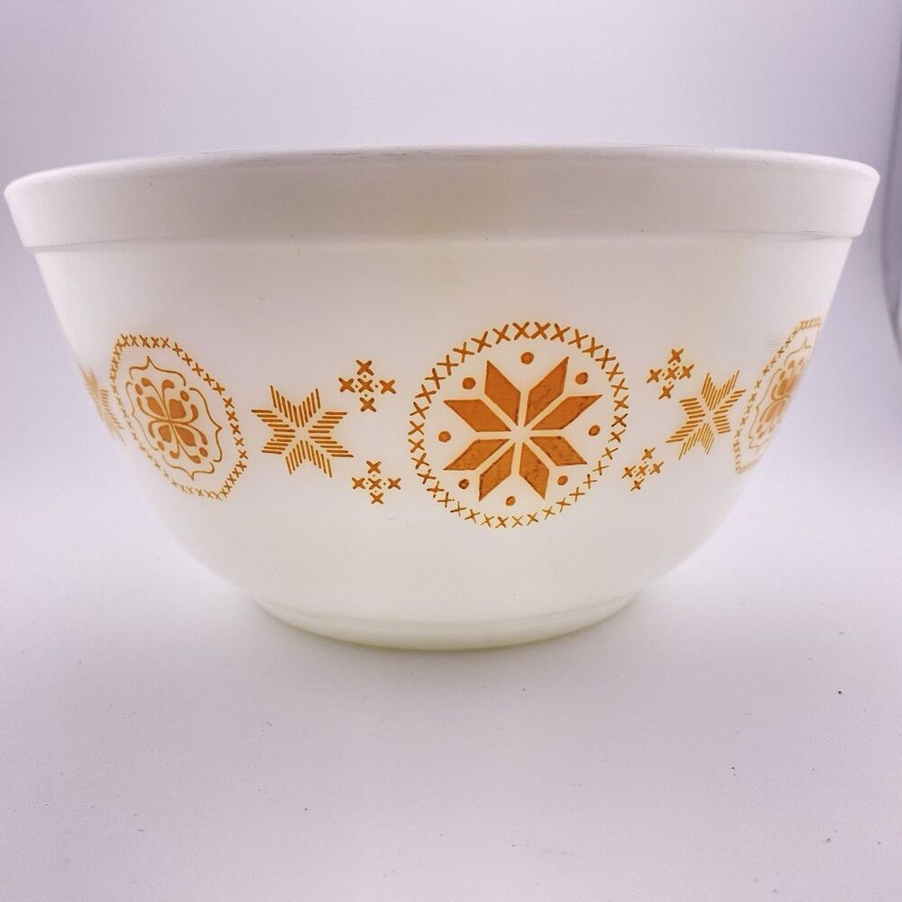 Vintage Pyrex Mixing Bowl Town And County #402. 1 1/2 Quart